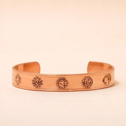 Медная манжета для чакр. Изготовлена из чистой меди с гравированными по всей ее длине мантрами семи чакр.