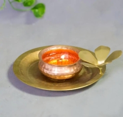 Кованая цветочная лампа Создает благоприятную атмосферу для садханы.